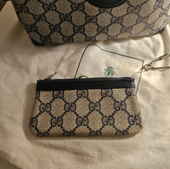 Vintage Gucci Crossbody w/ Keypouch - Picture 3 of 16